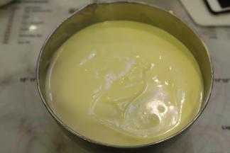 打发好的蛋白分三次和蛋黄糊用翻拌手法拌均匀。