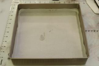 学厨28x28加深烤盘内垫上油纸。