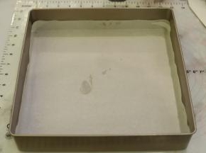 学厨28x28加深烤盘内垫上油纸。