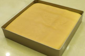 出炉轻震几下，放置1-2分钟后盖上油纸。