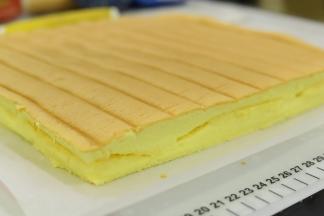 倒扣放凉后脱模。边缘切整齐。