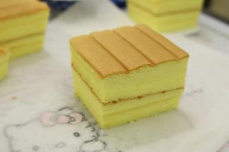 将蛋糕平均切成9份。