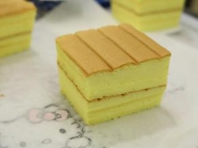 将蛋糕平均切成9份。