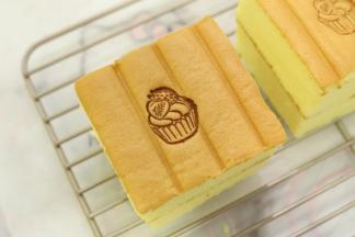 用蛋糕烙印烙上图案装饰。