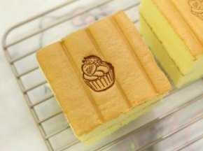 用蛋糕烙印烙上图案装饰。