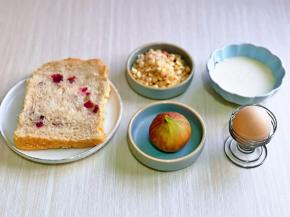 准备食材，我的吐司片是自己做的蔓越莓吐司，这个没有特殊要求，吐司片就可以。