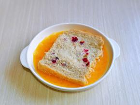 再把吐司片放入蛋液中，两面均匀的裹上蛋液，吐司片将蛋液全部吸收即可。