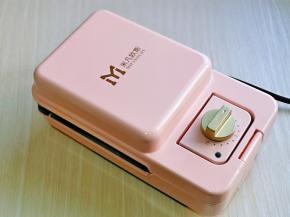 盖上米凡欧斯三明治机器的盖子，将旋钮转到3分钟即可，就不用管啦，可以去刷牙喽，听到“叮”的一声，取出吐司片即可。