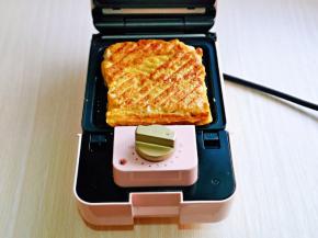 铛铛铛，3分钟结束，色泽金黄，诱人啊～取出装盘备用。