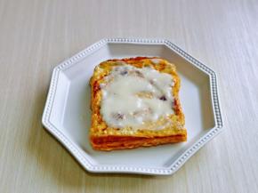 首先浓稠酸奶淋在吐司上，量可以根据个人喜好来，也可以涂上果酱或者花生酱。