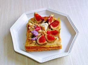 再摆放上切好的无花果，撒上即食麦片就可以啦！