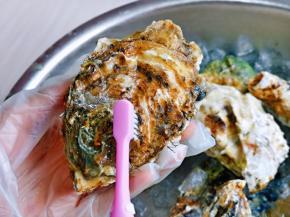 用牙刷将外壳刷干净，每个彻底刷一遍。