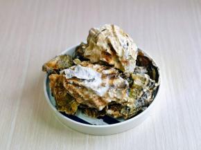 刷干净的生蚝再用冷水反复冲洗。