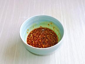 做蒜蓉酱汁，大蒜，姜去皮切碎，再加入料酒，生抽，十三香，几滴芝麻油搅拌均匀。