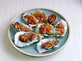 用小勺每个贝壳里面盛一勺酱汁，也可以根据个人喜好选择。