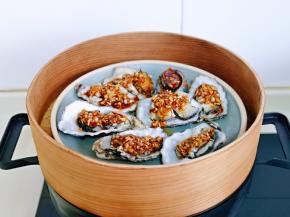 开水入蒸屉，蒸2分钟就可以。