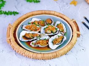 取出蒸好的生蚝，撒上葱花就可以啦。