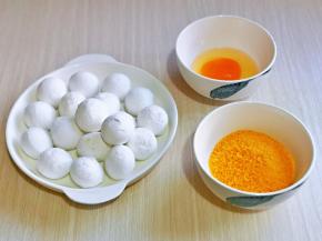 准备食材，鸡蛋磕碗里，准备好面包糠，建议用黄色面包糠，寓意黄金满地～～