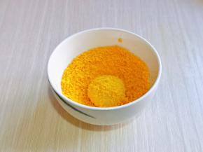 再放入面包糠的碗中，均匀裹上面包糠。