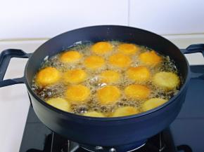 锅中加入食用油，油温6成热时，依次下去汤圆，并间隔均匀，小火炸。