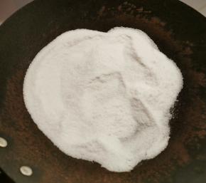 锅中放入海盐 加热翻炒