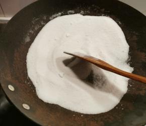 上下翻拌 炒至微微变色