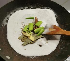 继续翻炒出香味