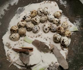 盐在锅中分成两份 在一半处放入鹌鹑蛋