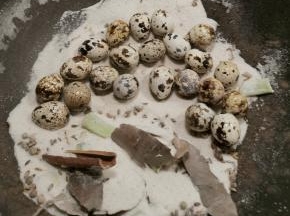 盐在锅中分成两份 在一半处放入鹌鹑蛋