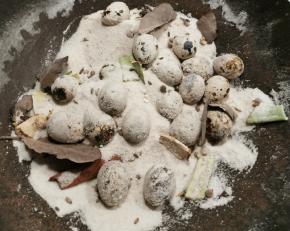 将另一部分盐盖住鹌鹑蛋