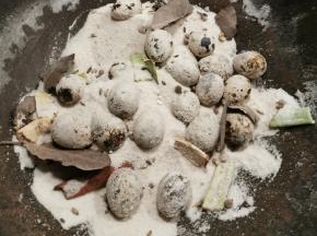 将另一部分盐盖住鹌鹑蛋