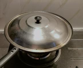 盐吸饱了热能 关火 盖上盖子再焖5分钟