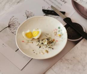 剥开一个看看 味道很不错呢