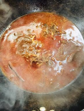 放入刚刚焯水的毛肚和猪血，煮开！