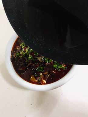 香油烧至八成热，淋在上面即可！