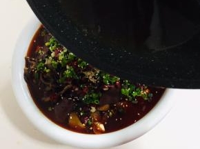 香油烧至八成热，淋在上面即可！