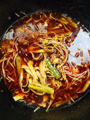 放入千张，黄豆芽和芹菜煮一分钟左右！煮至断生即可！