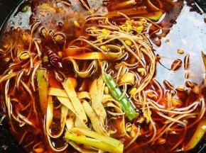 放入千张，黄豆芽和芹菜煮一分钟左右！煮至断生即可！