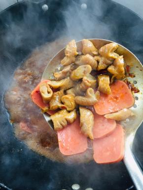 放入卤肥肠和火腿片煮两分钟左右，捞出放在碗里！