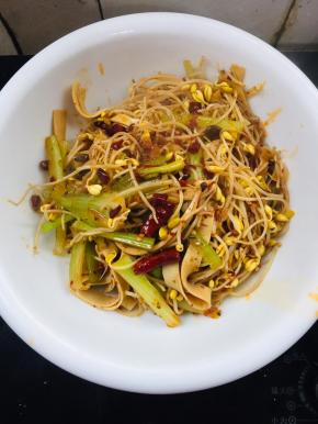 捞出放在碗里垫底！