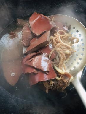 水烧开，放入毛肚和猪血焯水去腥，煮开捞出沥干水份备用！