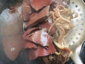 水烧开，放入毛肚和猪血焯水去腥，煮开捞出沥干水份备用！