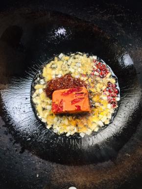 起锅烧油，放入蒜瓣，生姜，葱和干辣椒爆香，放入郫县豆瓣酱和火锅底料炒出红油！