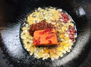 起锅烧油，放入蒜瓣，生姜，葱和干辣椒爆香，放入郫县豆瓣酱和火锅底料炒出红油！