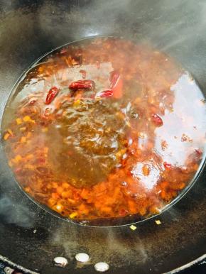 加入适量的水烧开，放入盐，蚝油，生抽和鸡精！