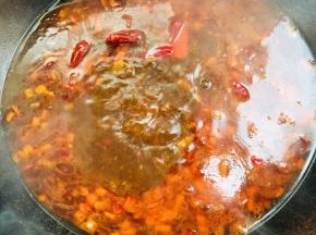 加入适量的水烧开，放入盐，蚝油，生抽和鸡精！