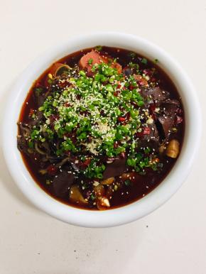 撒入适量的蒜末，干辣椒，花椒，葱花和白芝麻！