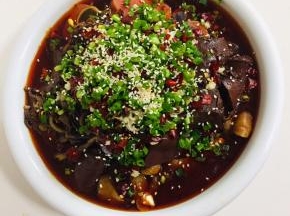 撒入适量的蒜末，干辣椒，花椒，葱花和白芝麻！