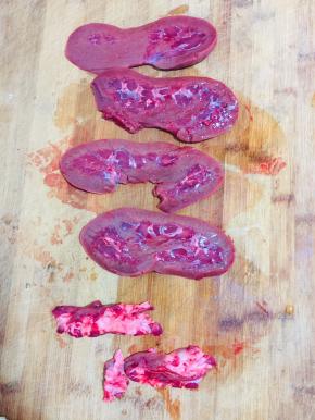 猪腰子对半切开，切掉腰臊备用！