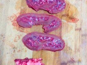 猪腰子对半切开，切掉腰臊备用！